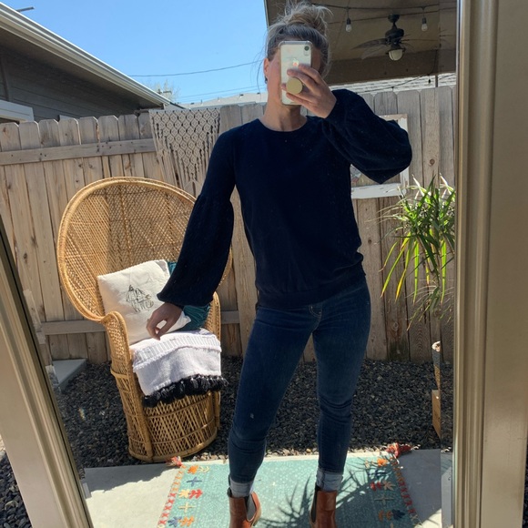 Gorgeous bell sleeve top - Picture 3 of 7